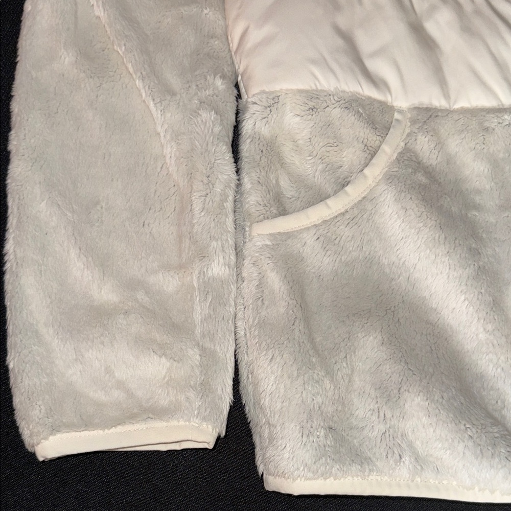 The North Face Kids White Puffer Jacket - Picture 6 of 9